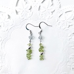 ペリドット×チェコビーズのゆらゆらピアス 