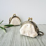 クリーム色のレース刺繍ミニミニがま口ポーチ アクセサリーケース
