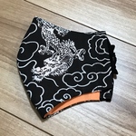 《夏用》手ぬぐいマスク(龍／左　内側ポケット：オレンジ／自然染料) 大きめサイズ ／フィルターポケット付き