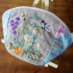  ハーブと虫達刺繍のマチ付ころりん切替ポーチ 