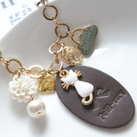 バックチャーム（白猫ちゃんとバックとお花）★1709-1.2