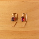 INTUITION 14kgf ガーネットのフックピアス