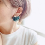 【グラデーションブルーグリーン】ローズマムのキャッチ&パールピアス/イヤリング