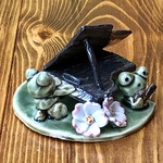 蓮の上のアーティストカエル