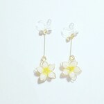 送料無料！　プルメリア風お花ピアス🌼