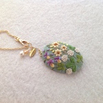 リネンと刺繍のシロツメクサとビオラバックチャーム＆ブローチ  