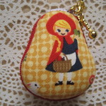 洋ナシ形マカロンケース　(赤ずきんちゃん　イエロー)