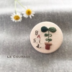バジルの刺繍ブローチ