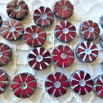 赤エンジ花　テーブルカット　チェコビーズ２個