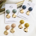 ピアス ミントグリーン 大ぶり 4color つやつや カボション と ゴールド プレート の ピアス / イヤリング / チタンピアス / 樹脂ピアス / シンプル