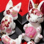 【さくら】和菓子を抱えた狐ストラップ