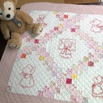 スーの刺繍のベビーキルト　タペストリー