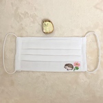 ダブルガーゼのプリーツマスク（シンプルホワイトのハリネズミ ワッペン）