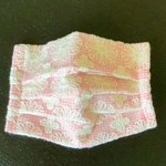 《夏マスク》花柄刺繍柔らかチュールで包んだサーモンピンクギンガムチェックプリーツマスク　肌側抗菌防臭加工ダブルガーゼ使用