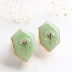 花を閉じ込めた結晶【九谷焼の装身具】浅緑［ホログラム、箔あり］ピアス/イヤリング