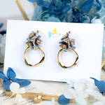 ネイビーブルーの花とツイストリング　イヤリング(ピアス)　