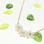 【再販】《葉っぱが選べる》白いお花ネックレス