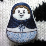 ほんわか刺繍ブローチ　マトリョーシカ藍