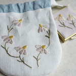 花刺繍　巾着ポーチ　マーガレット