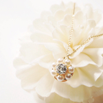 white flower ネックレス