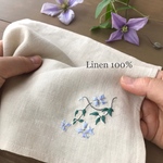 とろとろリネンの刺繍ハンカチ/パステルブルーのクレマチス
