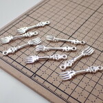 送料無料！ミニチュアパーツ 銀色フォークチャーム　（穴つき）