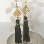 透かしとカーキタッセルのpierce