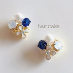 デニムブルーと白いお花のピアス