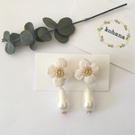 【新作】お花の刺繍ピアス と雫パール