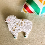 羊さんの刺繍ブローチ
