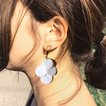 ホワイト　シェル　スウィング　ピアス