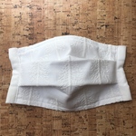 白い木の刺繍の白マスク