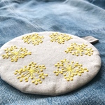 《再販》黄色いつぶつぶが愛おしいポットマット/フェンネルの刺繍