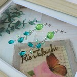 グリーンの雫ガラスが揺れるピアス