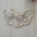 落ちついた色合いの草花のたよりと無地のベージュもくもくベビー👼スタイ❗️ナチュラルカラー