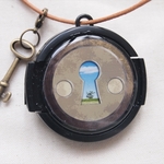 鍵穴の向こうに広がる草原★鍵のチャーム付き★レンズキャップ