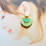 ラフィア と ウッドカボション の ピアス / イヤリング【k057】