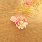 つまみ細工のベビークリップ-丸つまみのお花ピンクと白-　お節句　ひなまつり　雛まつり　七五三　浴衣　出産祝い　プチギフト