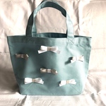 ミニリボンの水色ハンドバッグ♡ランチバッグお出かけバッグお弁当バッグキッズバッグサブバッグリボンバッグギフトプレゼントにも