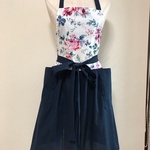 エプロン大人用 花柄×紺色ツートン