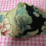 【マスク】黒猫　花柄　裏:さらしとダブルガーゼの二重