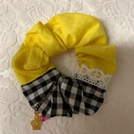 黄と黒チェックのシュシュ