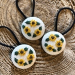 【再販③】くるみボタンヘアゴム♡刺繍   ひまわり♡ホワイトデニム