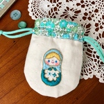 小さなマトリョーシカ3姉妹　手刺繍のころりん豆巾着