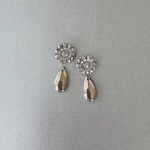 人気!!✺ピアス/イヤリング✺フラワーコンチョ×しずくチャームピアス