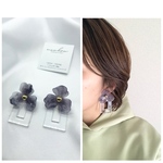 くすみブルー×クリアの大ぶりフラワーピアス no.363