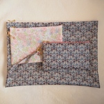 Ｒさまご予約品　LIBERTY　Strawberry Feast　ストロベリーフィースト　J19C　グレイッシュブラウン地　縮小柄ほか