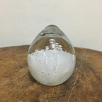 ガラスのペーパーウェイト　白「雪」泡入り