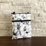 ポシェットバッグ / サコッシュ / 縦型ラージポーチ - Black & White Packed Daisy