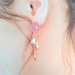 春  フラワー   ドロップ   ツイストピアス（ピンク）